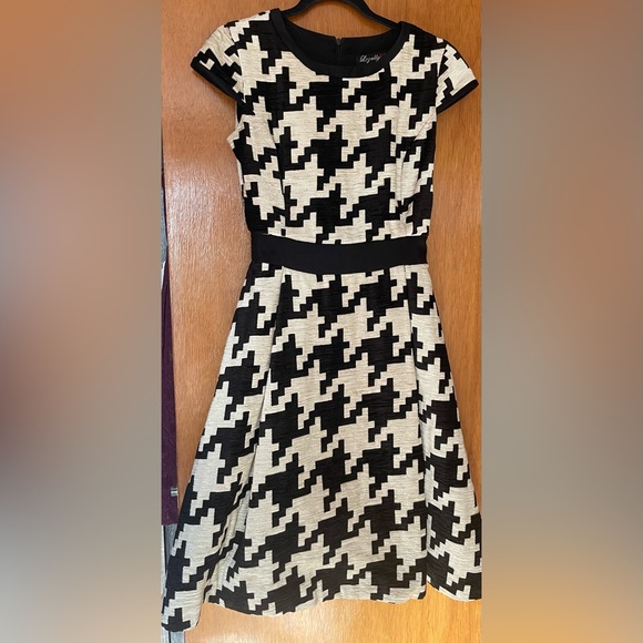 Cream/Blk large herringbone print cap sleeve dress in size 2 - Picture 5 of 11